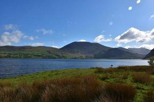 raggi di sole che brillano sull'acqua di Ennerdale foto