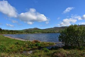 terreni agricoli e dolci colline che circondano l'acqua di Ennerdale foto