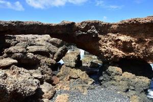 ponte ad arco in roccia naturale ad aruba foto