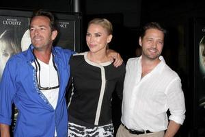 los angeles, 14 agosto - luke perry, naomi lowde-priestley, jason priestley al dark tourist la premiere ai teatri arclight hollywood il 14 agosto 2013 a los angeles, ca foto