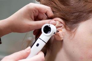 esame dell'orecchio con otoscopio