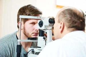 oculista o optometrista ottico al lavoro