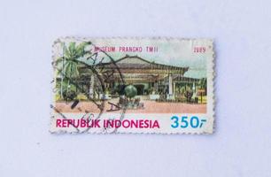 sidoarjo, jawa timur, indonesia, 2022 - foto ravvicinata di francobolli della vecchia scuola con immagini dell'edificio tmii indonesiano