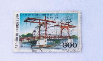 sidoarjo, jawa timur, indonesia, 2022 - foto ravvicinata di francobolli della vecchia scuola con immagini di ponti sospesi rossi in indonesia