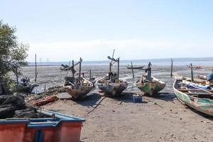 vecchie barche da pesca che non vengono utilizzate sulla spiaggia foto