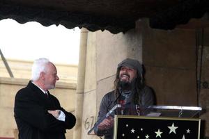 los angeles, 16 marzo - malcolm mcdowell, rob zombie alla cerimonia della stella della passeggiata di malcolm mcdowell per i muppets all'hollywood boulevard il 16 marzo 2012 a los angeles, ca foto