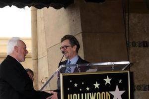 los angeles, 16 marzo - malcolm mcdowell, gary oldman alla cerimonia della stella della passeggiata di malcolm mcdowell per i muppets all'hollywood boulevard il 16 marzo 2012 a los angeles, ca foto