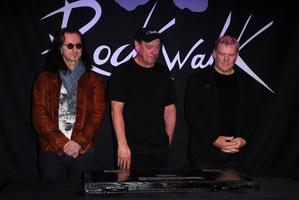 Los Angeles, 20 novembre - rush, Geddy Lee, Neil Peart, Alex Lifeson alla cerimonia in cui la corsa viene introdotta nel Rockwalk del Guitar Center al Guitar Center il 20 novembre 2012 a Los Angeles, California foto