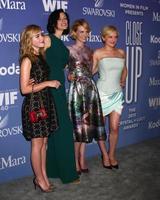 los angeles, 12 giugno - kiernan shipka, jessica pare, gennaio jones, elisabeth moss arriva al crystal and lucy awards 2013 al beverly hilton hotel il 12 giugno 2013 a beverly hills, ca foto