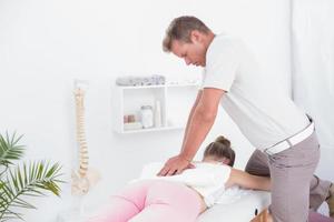 Fisioterapista che fa massaggio alla schiena