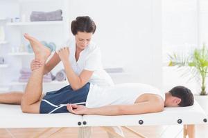 Fisioterapista che fa massaggio alle gambe