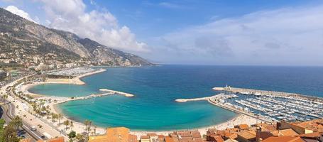 vista panoramica panoramica del lungomare di menton e della città storica della costa azzurra della riviera francese foto