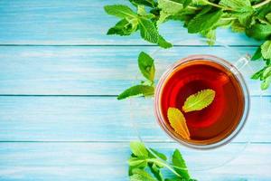 tazza di tè nero con menta fresca foto