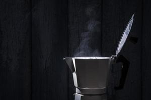 moka con fumo su sfondo nero.messa a fuoco morbida. foto