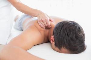 Fisioterapista che fa massaggio alla spalla al suo paziente