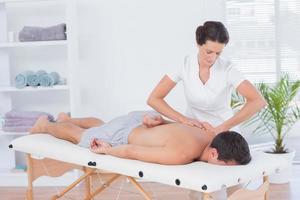 Fisioterapista che fa massaggio alla schiena