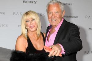 los angeles, 14 dic - suzanne somers, alan hamel alla premiere dei passeggeri al teatro del villaggio il 14 dicembre 2016 a westwood, ca foto