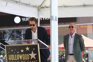 los angeles, 28 luglio - sean douglas, michael keaton alla cerimonia della stella della passeggiata di fama di hollywood di michael keaton all'hollywood walk of fame il 28 luglio 2016 a los angeles, ca foto