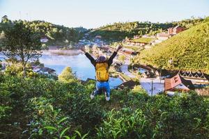 la ragazza si divertiva e si godeva i suoi viaggi. lei rise e saltò nella piantagione di tè. natura di viaggio nella campagna del villaggio. foto