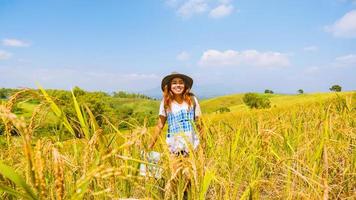 le donne asiatiche viaggiano rilassandosi durante le vacanze. stand tocco naturale campo di montagna estate. guarda la mappa viaggia esplora. in Thailandia foto