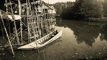 paesaggio di sfondo. l'immagine in bianco e nero di stile di vita del villaggio di pescatori. foto