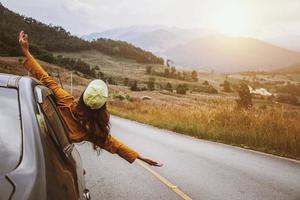 le donne asiatiche viaggiano rilassarsi durante le vacanze. guidare un'auto viaggiando felice. foto