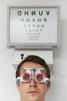uomo con test di vista a optometrista