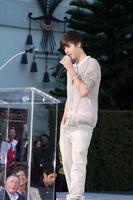 Los Angeles, 26 gennaio - Justin Bieber parla alla cerimonia dell'impronta e dell'impronta della mano immortalata da Michael Jackson al teatro cinese di Grauman il 26 gennaio 2012 a los angeles, ca foto