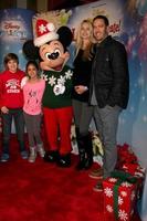 los angeles, 11 dic - mark-paul gosselaar, catriona gossellaar, bambini dekker, michael, ava al ricevimento del tappeto rosso disney on ice presso lo staples center l'11 dicembre 2014 a los angeles, ca foto