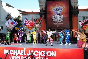 los angeles, 26 gennaio - la troupe immortale del cirque du soleil si esibisce alla cerimonia dell'impronta e dell'impronta della mano immortalata da Michael Jackson al teatro cinese di Grauman il 26 gennaio 2012 a los angeles, ca foto