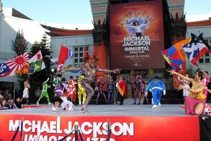 los angeles, 26 gennaio - la troupe immortale del cirque du soleil si esibisce alla cerimonia dell'impronta e dell'impronta della mano immortalata da Michael Jackson al teatro cinese di Grauman il 26 gennaio 2012 a los angeles, ca foto