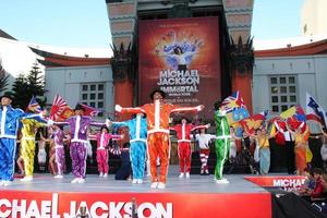 los angeles, 26 gennaio - la troupe immortale del cirque du soleil si esibisce alla cerimonia dell'impronta e dell'impronta della mano immortalata da Michael Jackson al teatro cinese di Grauman il 26 gennaio 2012 a los angeles, ca foto