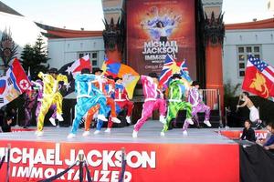 los angeles, 26 gennaio - la troupe immortale del cirque du soleil si esibisce alla cerimonia dell'impronta e dell'impronta della mano immortalata da Michael Jackson al teatro cinese di Grauman il 26 gennaio 2012 a los angeles, ca foto