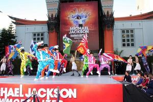 los angeles, 26 gennaio - la troupe immortale del cirque du soleil si esibisce alla cerimonia dell'impronta e dell'impronta della mano immortalata da Michael Jackson al teatro cinese di Grauman il 26 gennaio 2012 a los angeles, ca foto