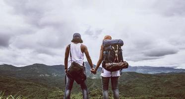 amante donne e uomini asiatici viaggiano rilassarsi durante le vacanze. fare un giro panoramico sulla montagna. Tailandia foto