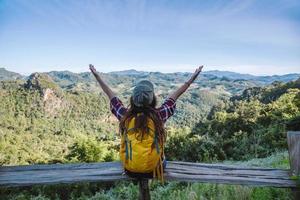 viaggio naturale di donne asiatiche, mentre era seduta e riposava vista del paesaggio sulla montagna, in thailandia foto