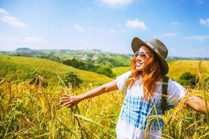 le donne asiatiche viaggiano nei campi di riso verdi sulle montagne durante le vacanze. felice e godendo foto