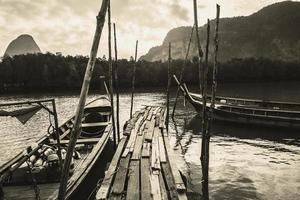 paesaggio di sfondo. l'immagine in bianco e nero di stile di vita del villaggio di pescatori. foto