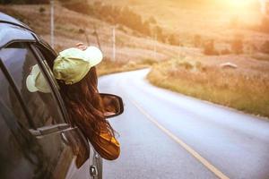 le donne asiatiche viaggiano rilassarsi durante le vacanze. guidare un'auto viaggiando felice. foto