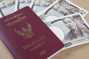 passaporto della Tailandia e soldi di yen giapponesi foto