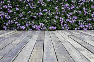 staccionata in legno con fiori foto