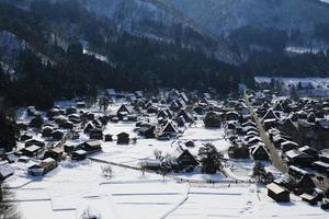 punto di vista al villaggio di gassho-zukuri, shirakawago, giappone foto