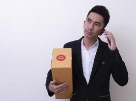 spedizioniere giovane uomo asiatico con scatola di cartone foto