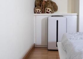 purificatore d'aria in camera da letto. filtro dell'aria che rimuove la polvere fine in casa foto
