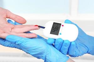 misurazione del livello di glucosio nel sangue in primo piano in ospedale