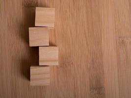 pavimento in legno con cubi di legno vuoti come modello per le parole foto