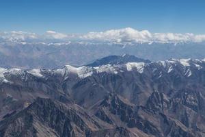 montagne dell'Himalaya sotto le nuvole foto