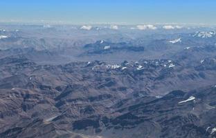 montagne dell'Himalaya sotto le nuvole foto