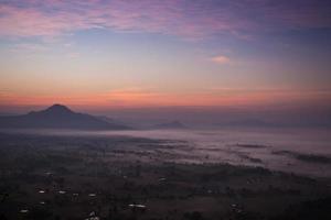 nebbia e nuvole paesaggio di alba valle di montagna foto