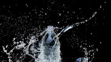 il getto d'acqua astratto si blocca su uno sfondo nero foto